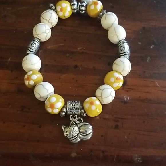 Yellow and white beaded bracelet - Picture 1 of 2
